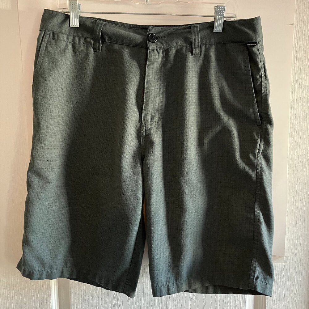 Quicksilver Men's Size 32 Gray Plaid Flat Front Chino Shorts.